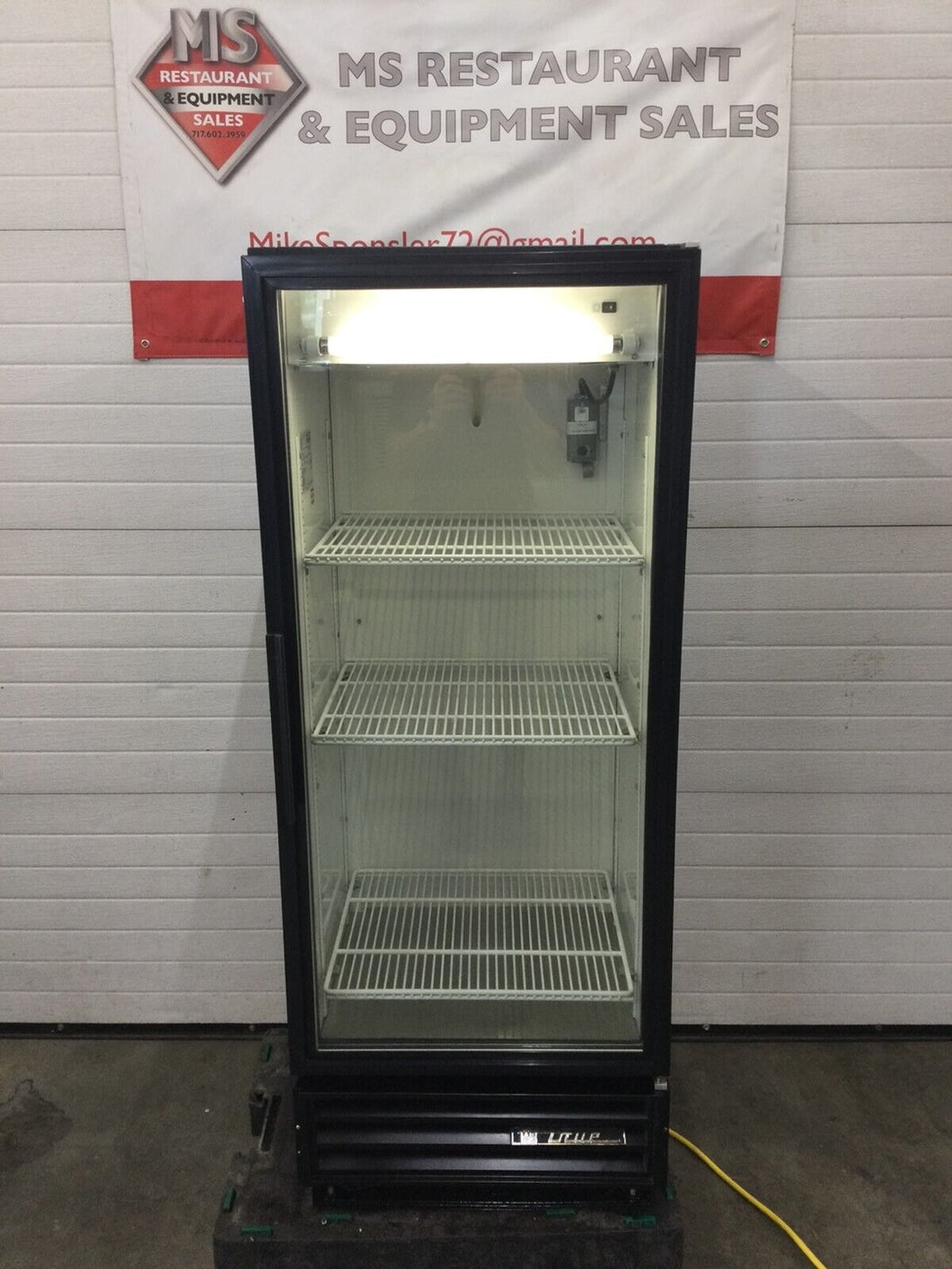 True GDM-12 Glass Door Merchandiser Cooler Refrigerator (Refurbished)