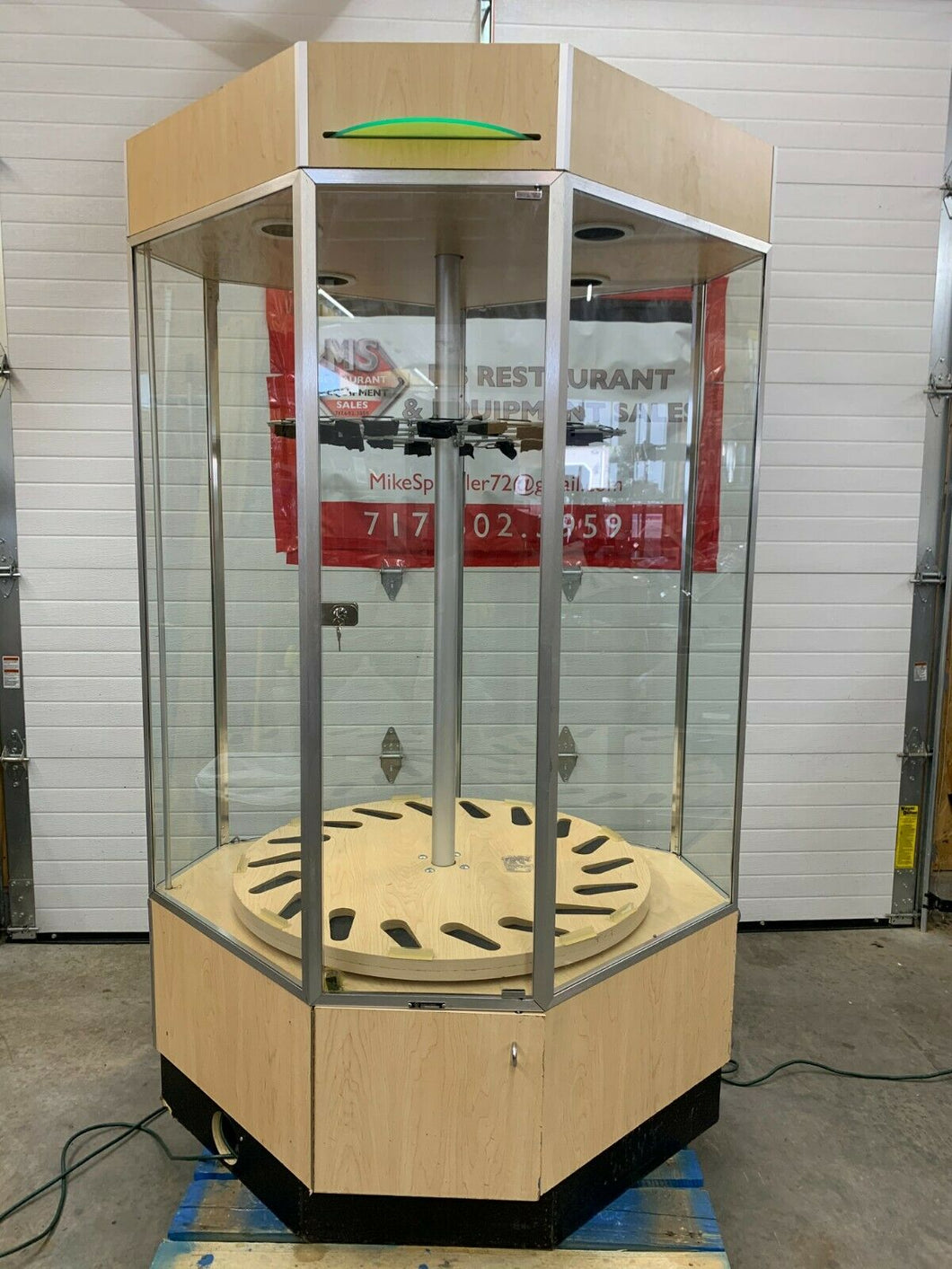 NEW Gun / Rifle Display Case. Lighted, Rotating, Locking, Glass. 18 Gun Capacity